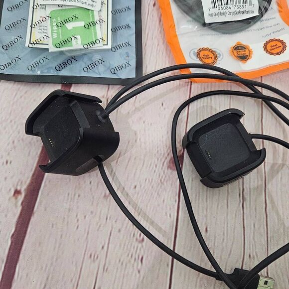 FITBIT Versa Accessory Bundle Chargers, Case & Screen Protectors - Picture 5 of 5
